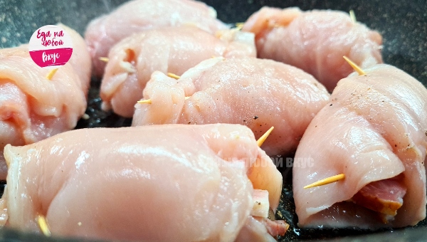 Жареная курица на сковороде с грибным соусом